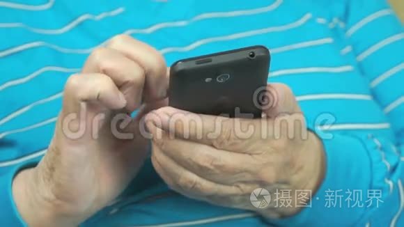 老妇人的手和智能手机视频