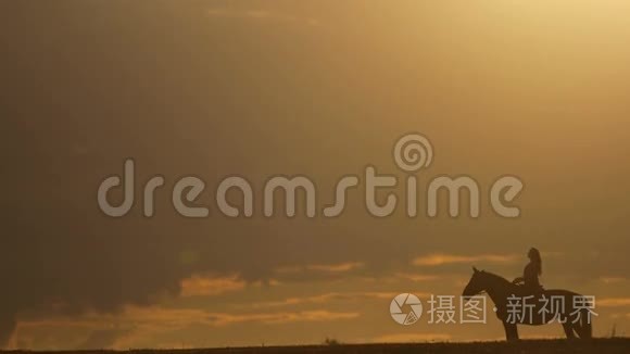 日落时骑马的女人视频