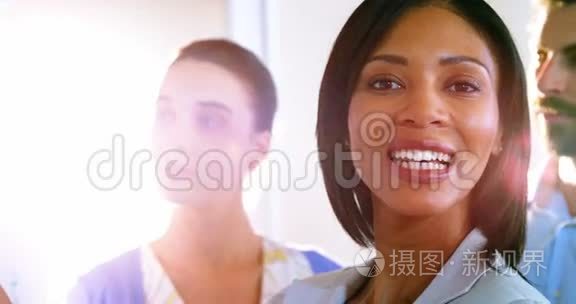 女企业高管对着镜头微笑的照片视频