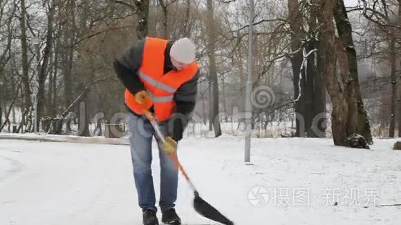 使用雪铲的工人