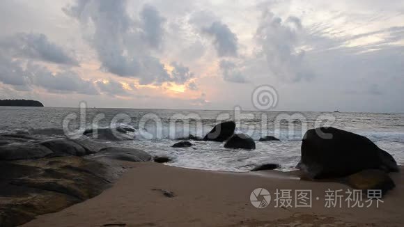 夜晚的沙波天空和日落