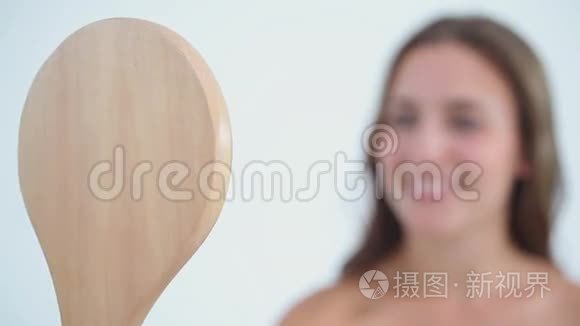 幸福的女人拿着一面手镜