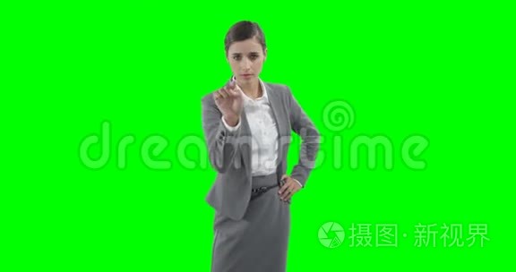 女商人使用虚拟触摸屏