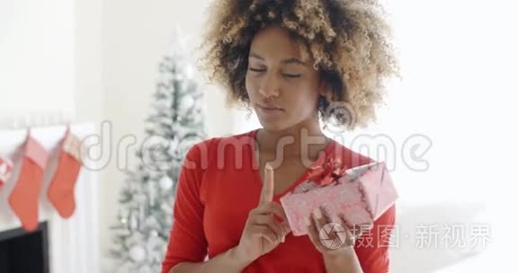 非洲女人拿着圣诞礼物