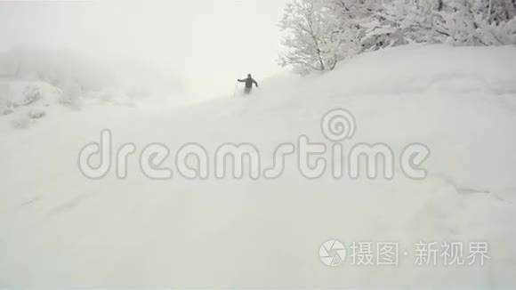 滑雪运动员下山视频