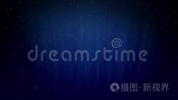 美丽的多色烟花与激光表演在冬季夜空在除夕。 丰富的烟火作为节日