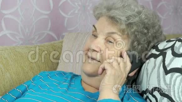 这位老妇人在家里用手机说话