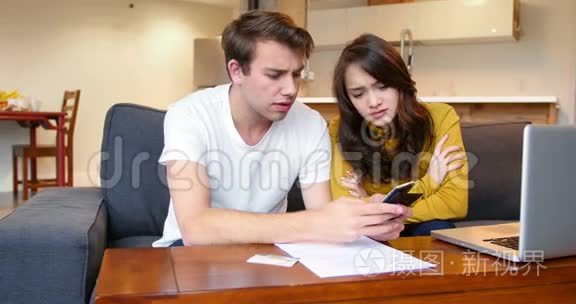 两个人坐在桌子上计算账单视频