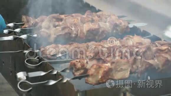 在煤浆上用金属串煮猪肉串视频