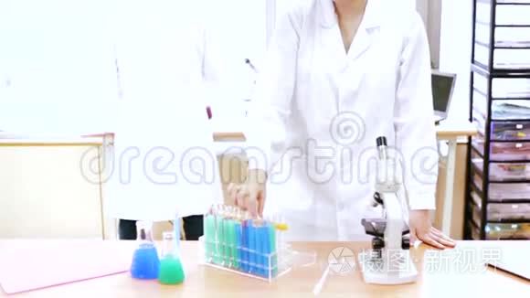 实验室的亚洲女科学家