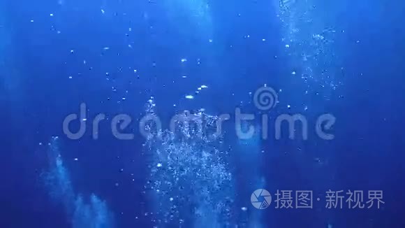 蓝色水中的空气气泡视频