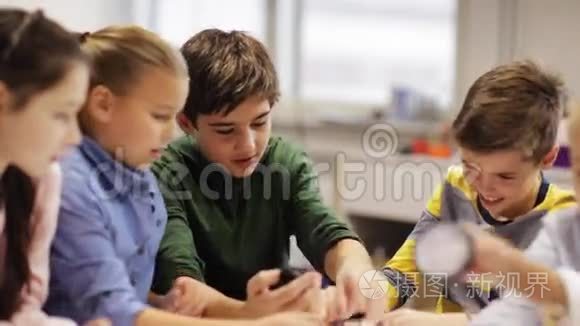 快乐的孩子在机器人学校学习视频