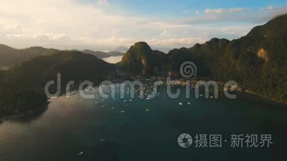 有船的美丽海湾。 空中观景。