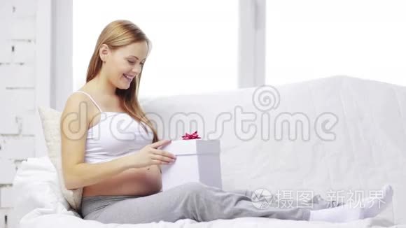 带礼品盒的孕妇视频