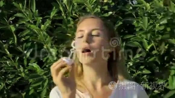 吹肥皂泡的可爱女孩