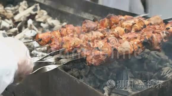 在煤浆上用金属串煮猪肉串视频
