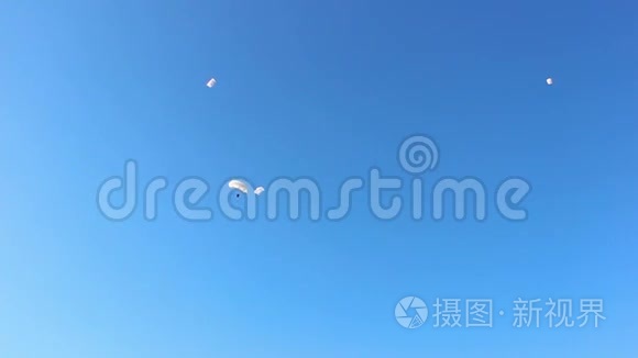 天空中飞翔的天空视频