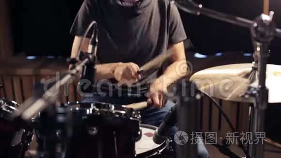 男音乐家演奏鼓和视频