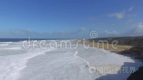 海浪在海滩上破碎视频