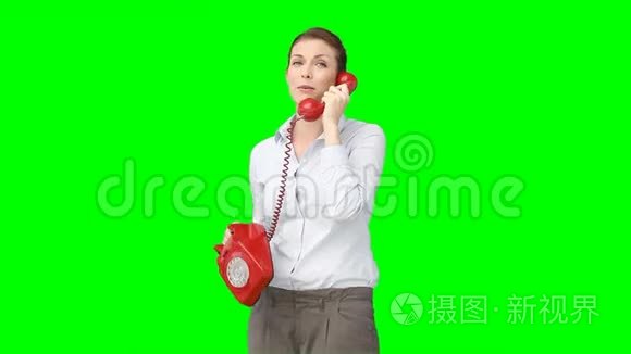 一个女人在电话里聊天视频