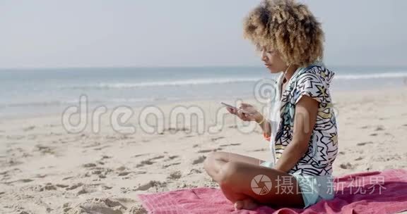 沙滩上听音乐的女人视频