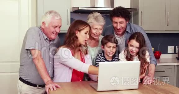 幸福的家庭一起使用笔记本电脑