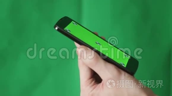 人和绿色屏幕智能手机.. 绿色背景