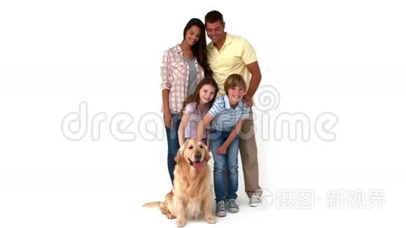 和他们的宠物狗的幸福家庭视频