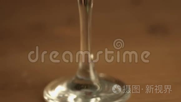 关注白酒杯.