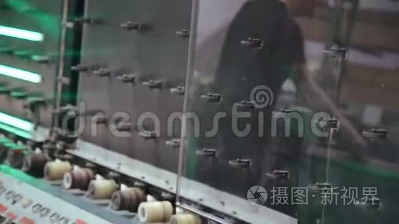 窗户工厂生产玻璃视频