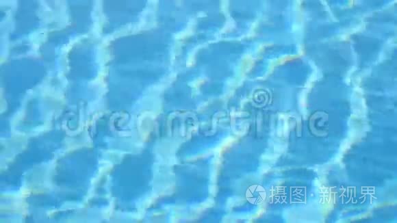 游泳池里的蓝色水。 水上运动