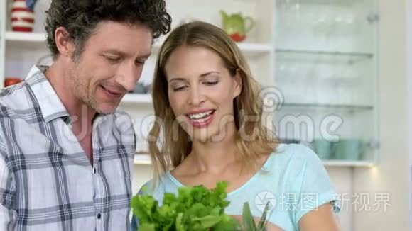 微笑的夫妇抱着番茄