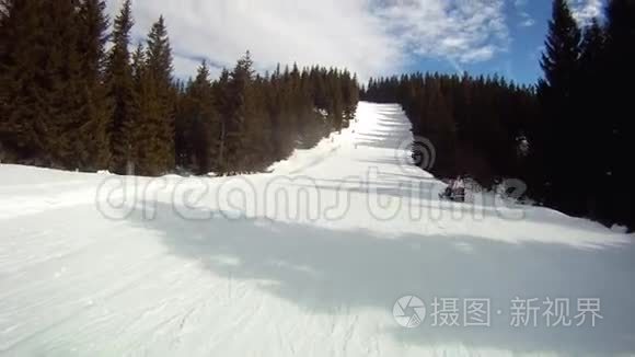 滑雪运动员下山视频