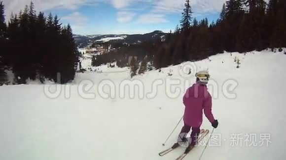 滑雪运动员下山