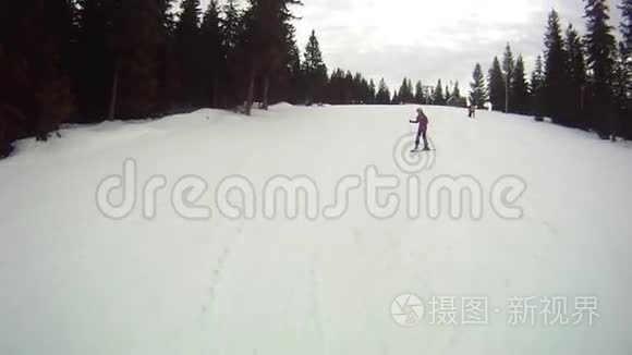滑雪运动员下山