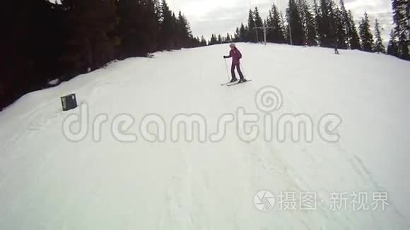 滑雪运动员下山