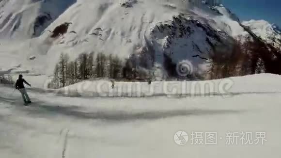 滑雪运动员下山视频