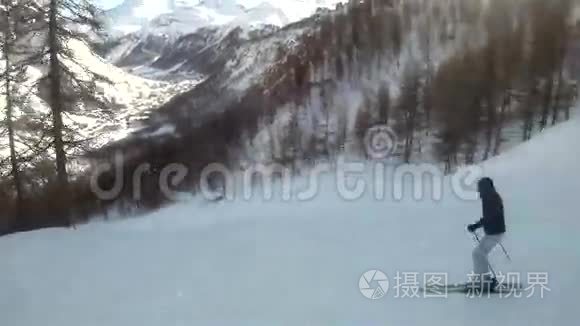 滑雪运动员下山视频