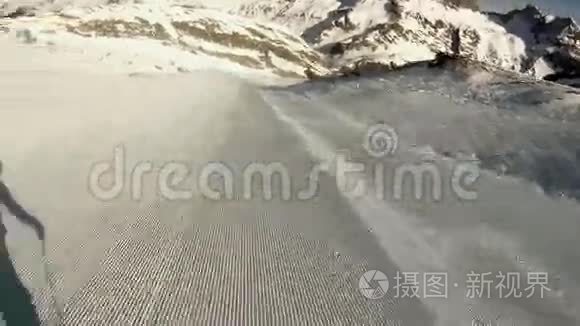 滑雪运动员下山视频