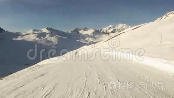 滑雪运动员下山视频