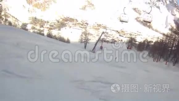 滑雪运动员下山视频