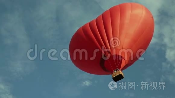 在空中飞行的热气球视频