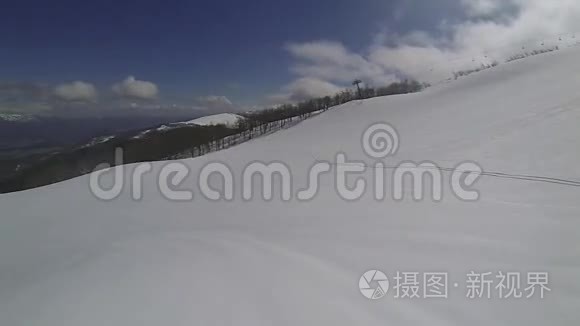 滑雪运动员下山视频