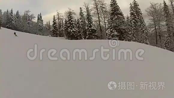 滑雪运动员下山视频