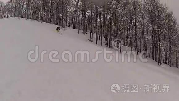 滑雪运动员下山视频