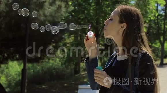 吹肥皂泡的可爱女孩