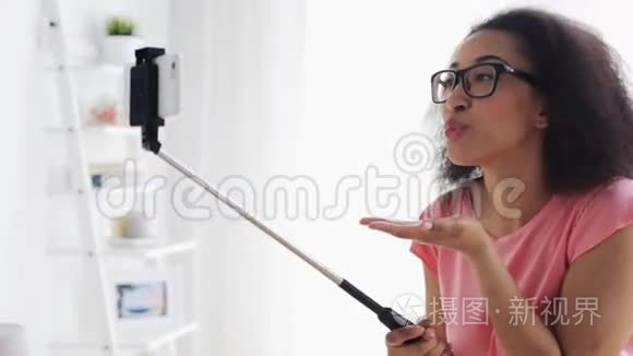 快乐的非洲女人用智能手机自拍