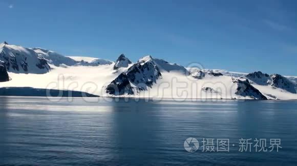 在南极洲巡游童话般的风景