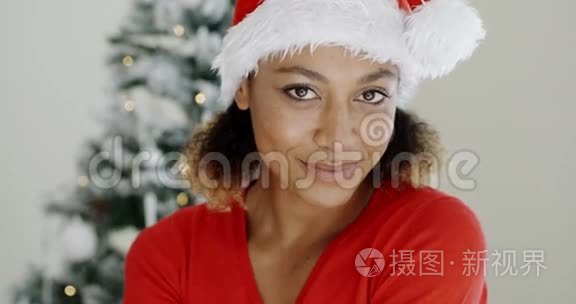 戴着节日红圣诞帽的微笑女人视频
