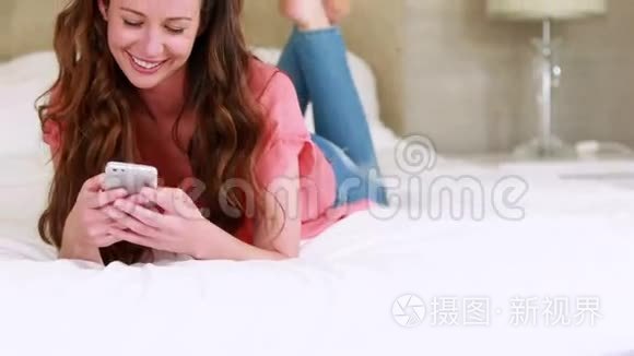 可爱的女人用她的智能手机发短信